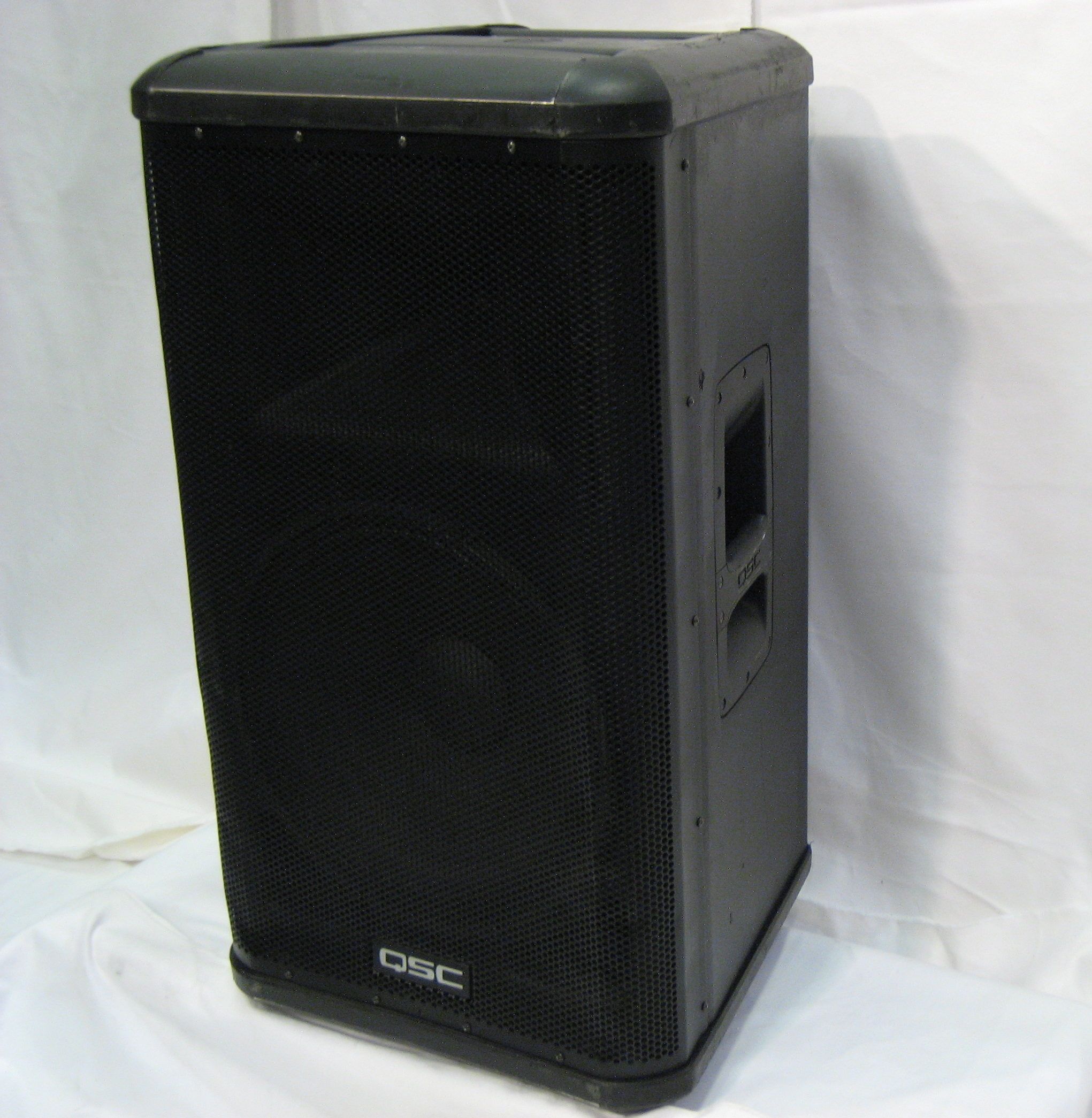 USED QSC HPR152 powered speaker - IMG 0376 e1511486648293 771658e3